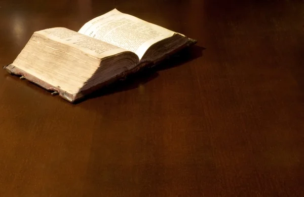 Vecchio libro: Sacra Bibbia — Foto Stock