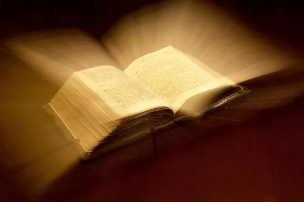 Altes Buch: Heilige Bibel — Stockfoto
