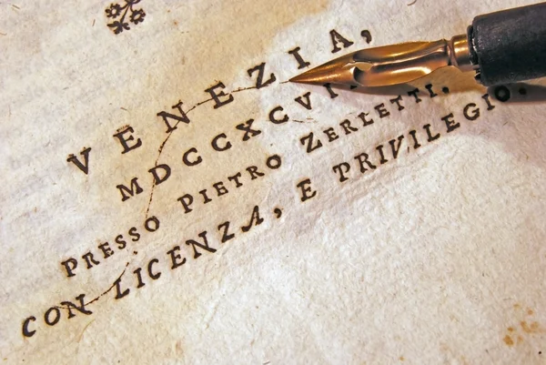 NIB (pen) over een oud boek — Stockfoto