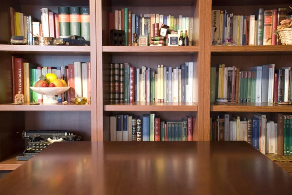 Книжный шкаф и стол — стоковое фото