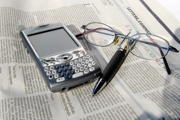 Cep telefonu, gözlük ve kalem — Stok fotoğraf