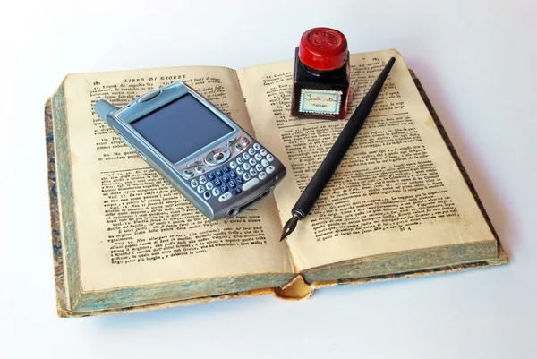 Cep telefonu, mürekkep ve eski kitap — Stok fotoğraf
