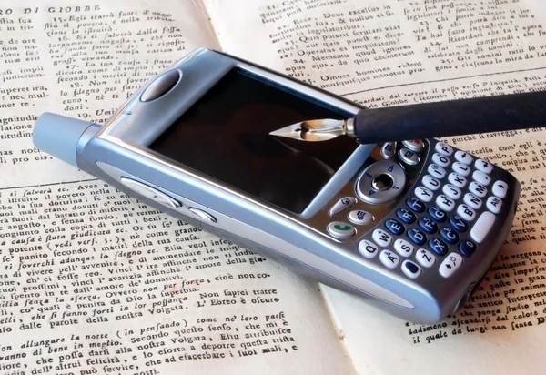 Mobiele telefoon, pen en oud boek — Stockfoto