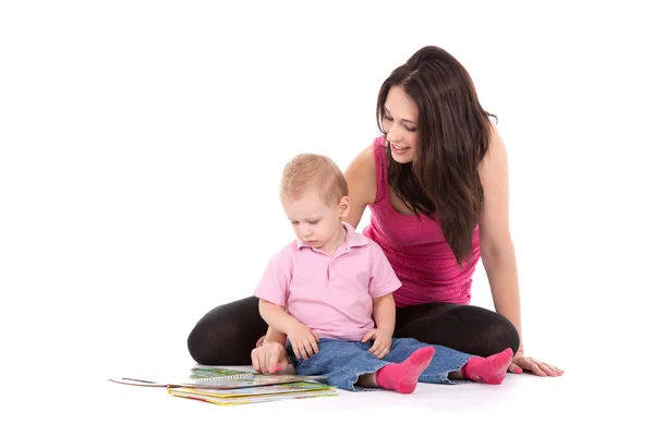 Мать сына читает книгу — стоковое фото