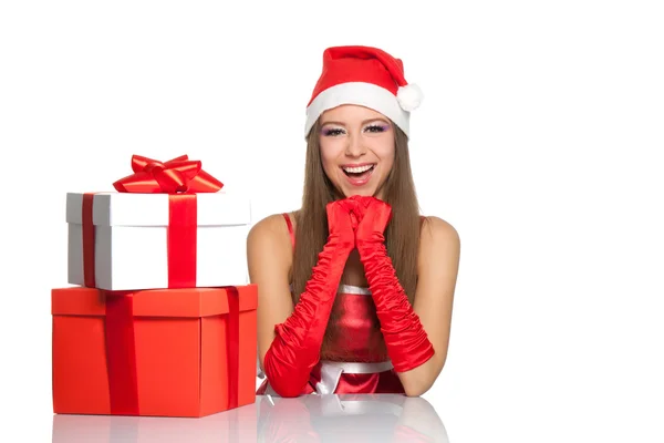 Рождественская девушка в красной шляпе Санты — стоковое фото