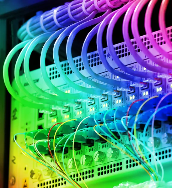 Aufnahme von Netzwerkkabeln und Servern in einem Technologie-Rechenzentrum — Stockfoto