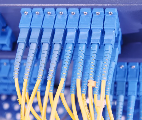 Снимок сетевых кабелей и серверов в технологическом дата-центре — стоковое фото