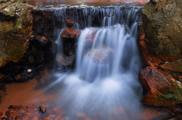 Höstens vattenfall är vacker — Stockfoto