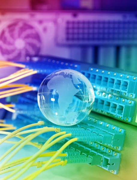 Globo con cables de red y servidores en un centro de datos de tecnología — Foto de Stock