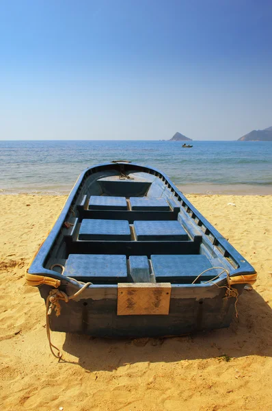 Blue rowing boat on shore — Stock Photo, Image
