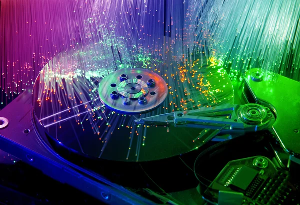 Bilgisayar sabit disk ve kafa teknolojisi fiber optik arka plan üzerinde — Stok fotoğraf