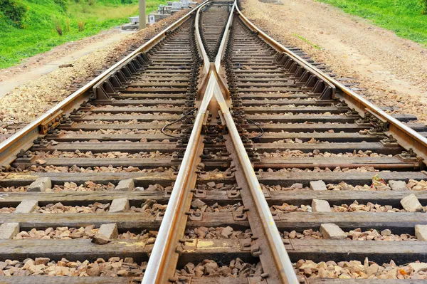 Rail Road Tracks - elétrica. Olhando para baixo os trilhos do trem — Fotografia de Stock