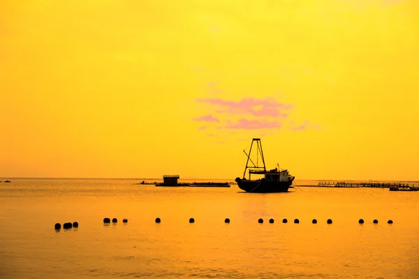 Het schip in de haven met zonsondergang — Stockfoto