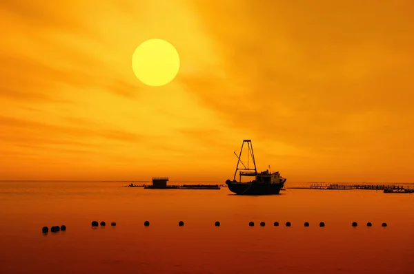 Het schip in de haven met zonsondergang — Stockfoto