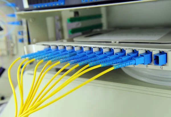 Communicatie en internet netwerk serverruimte — Stockfoto
