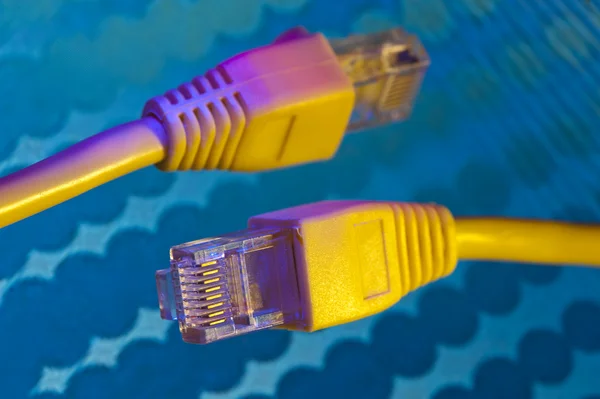 Primer plano del cable de red con fondo de fibra óptica —  Fotos de Stock