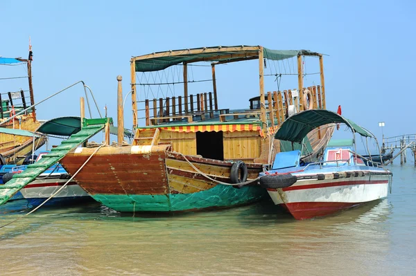 Голубая лодка на берегу — стоковое фото