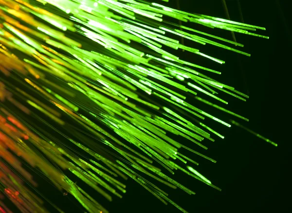 Связка оптических волокон динамически летит из глубины на технологическом фоне — стоковое фото