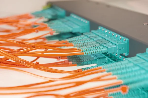 Tiro de cabos de rede e servidores em um data center de tecnologia — Fotografia de Stock