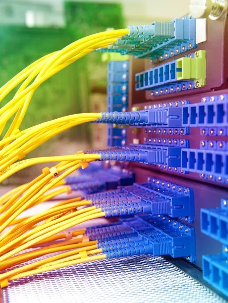 Снимок сетевых кабелей и серверов в технологическом дата-центре — стоковое фото