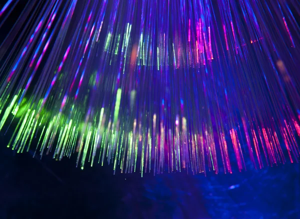 Manojo de fibras ópticas dinámicas volando desde el fondo de la tecnología — Foto de Stock