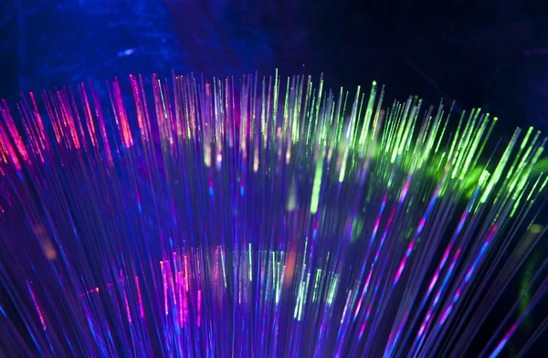Bündel optischer Fasern fliegen aus der Tiefe des technologischen Hintergrunds — Stockfoto