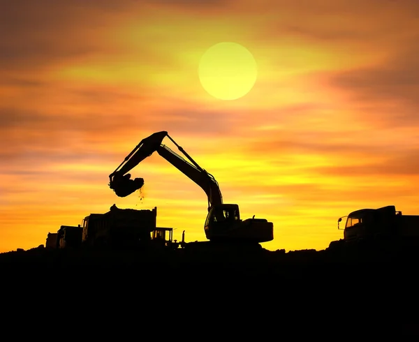 日没で働いて掘りショベル — ストック写真