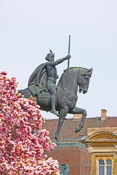 Памятник и цветы — стоковое фото