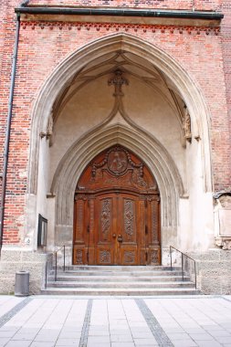 kilise kapısına