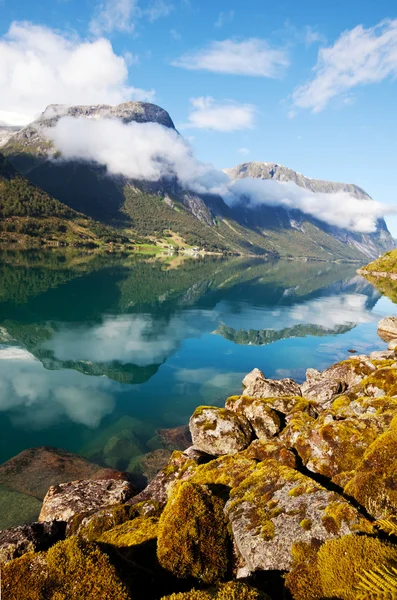 Järvi Norjassa — kuvapankkivalokuva
