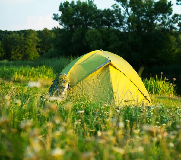 A legelőn sátor — Stock Fotó