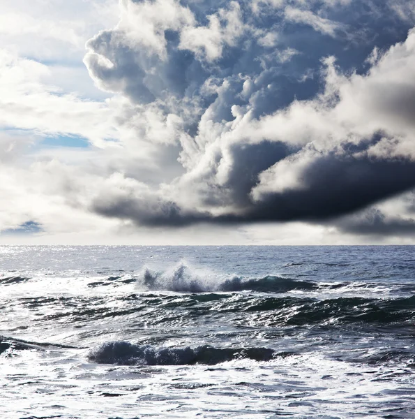 Шторм в океане — стоковое фото