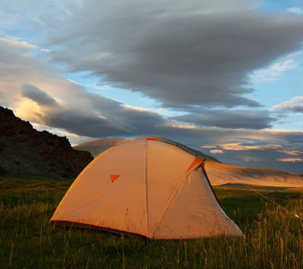 Палатка на лугу — стоковое фото