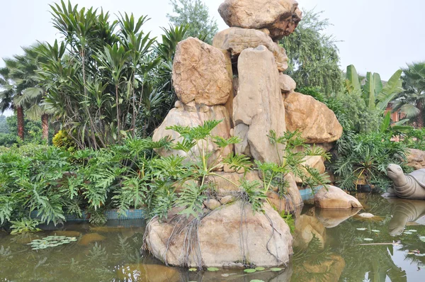 Chineză granit rockery în iaz — Fotografie, imagine de stoc