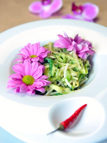 Salada de brotos de soja com algas — Fotografia de Stock