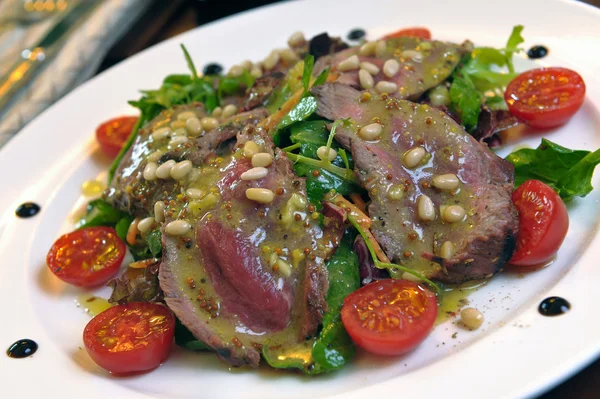 Salát z telecího masa s mix salátů — Stock fotografie