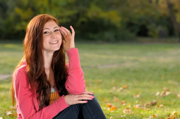 Meisje met sproeten en rood-haren Rechtenvrije Stockfoto's
