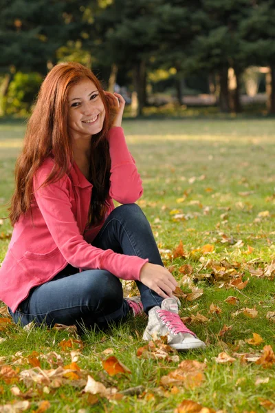 Chica sonriente con pecas y el pelo rojo Imágenes de stock libres de derechos