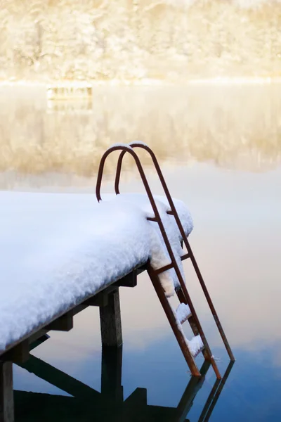 Steiger met schaal onder de sneeuw — Stockfoto