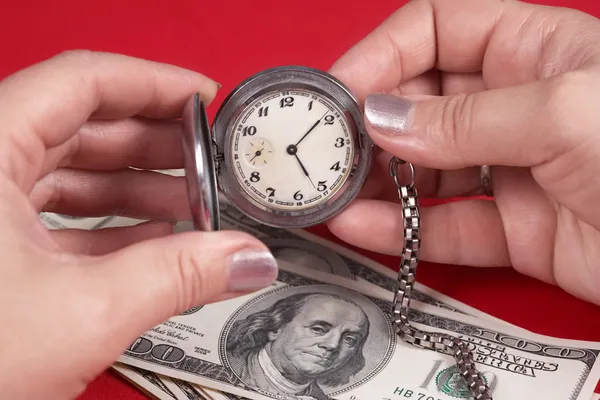 Relógio e dólares — Fotografia de Stock