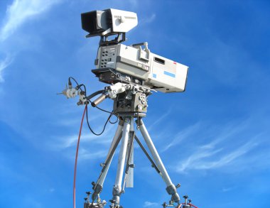 TV stüdyo profesyonel dijital video kamera üzerinde mavi gökyüzü