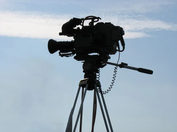 电视专业演播室数字视频摄像机在蓝蓝的天空上 — 图库照片
