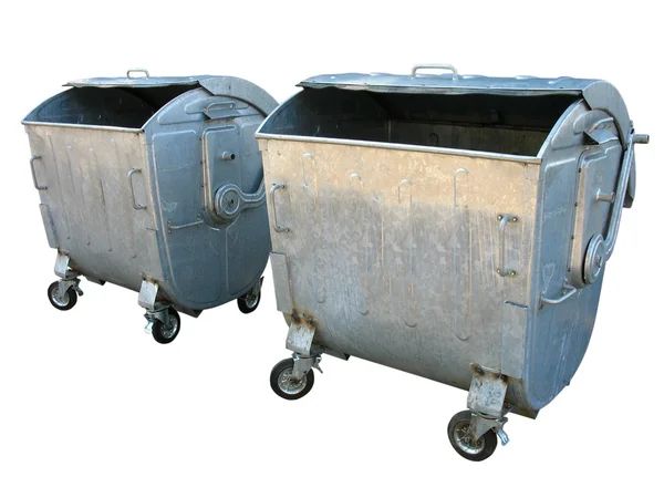 Два старых металлических контейнера для мусора изолированы на белом — стоковое фото