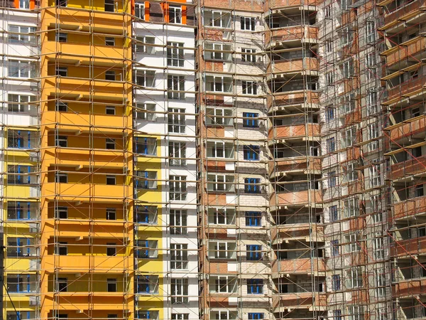 Finestre e balcone facciata del moderno condominio constructio — Foto Stock