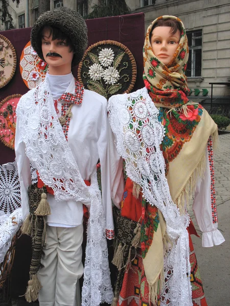 Mujer y hombre maniquí en ropa nacional balcánica — Foto de Stock