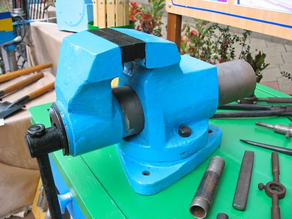 Old blue table mechanical vise clamp — Stok Foto