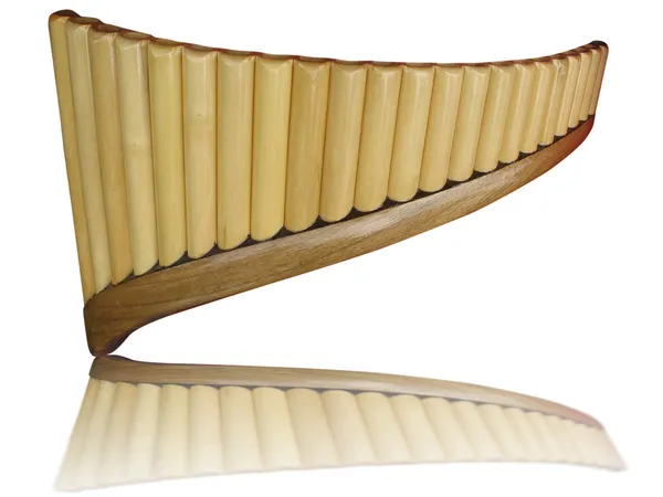 Пан флейта трубы с отражением изолированы на белом — стоковое фото
