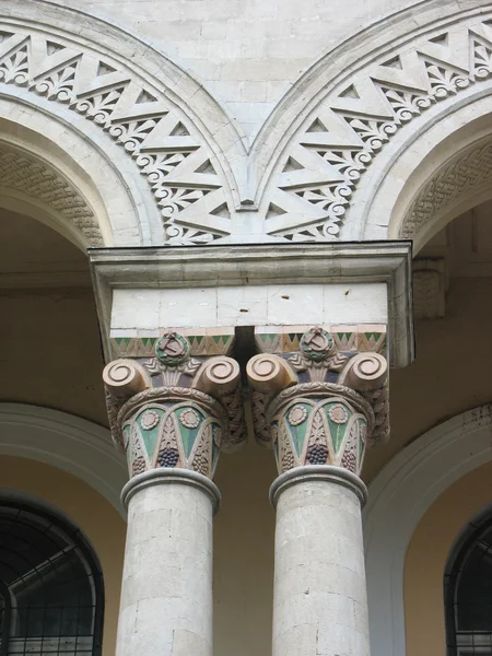 Detalhe arquitetônico parte superior da coluna — Fotografia de Stock