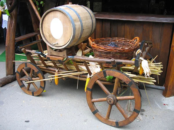 Carro de madera viejo con barril de madera y uvas —  Fotos de Stock