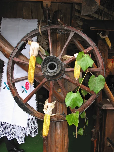古色古香的木制手推车车轮装饰 — 图库照片